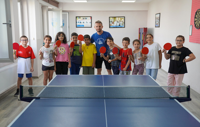 MASA TENİSİNİN TEKNİKLERİNİ ÖĞRENİYORLAR