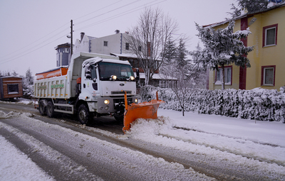 TEPEBAŞI'NDA KAR YAĞIŞIYLA MÜCADELE SÜRÜYOR