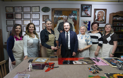 BAŞKAN ATAÇ'TAN CAM SANATÇISI BAYIR'A ZİYARET