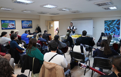 TEPEBAŞI'NDA GİTAR VE BAĞLAMA ÇALMAYI ÖĞRENİYORLAR