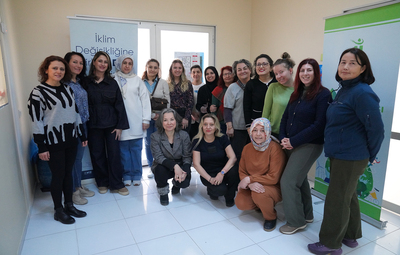 KADINLAR ÇOCUKLAR GÜLSÜN DİYE ÜRETİYOR