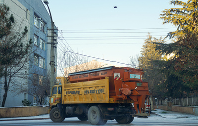 TEPEBAŞI'NDA BUZLANMAYA KARŞI ÇALIŞMALAR BAŞLADI