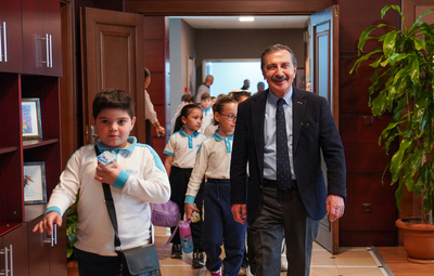 BAŞKAN ATAÇ MİNİK ÖĞRENCİLERE BELEDİYE ÇALIŞMALARINI ANLATTI