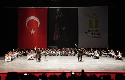 HALK DANSLARI TOPLULUĞUNDAN MUHTEŞEM GÖSTERİ