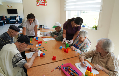TEPEBAŞI ALZHEİMER HASTALARINI UNUTMUYOR