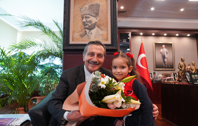 MİNİK EBRAR'DAN BAŞKAN ATAÇ'A YENİ YIL SÜRPRİZİ