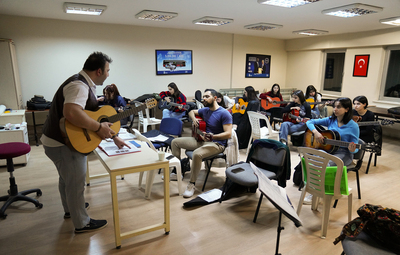 29 EKİM GENÇLİK MERKEZİNDE GİTAR VE BAĞLAMA KURSLARI SÜRÜYOR