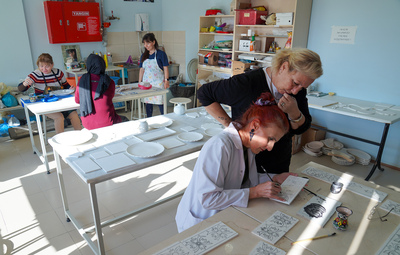 ÇİNİ SANATINI TEPEBAŞI'NDA ÖĞRENİYORLAR