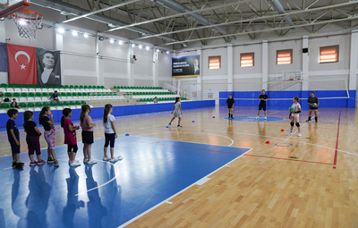 VOLEYBOLUN TEKNİKLERİNİ TEPEBAŞI'NDA ÖĞRENİYORLAR
