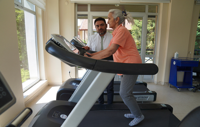 FİZYOTERAPİ VE REHABİLİTASYON MERKEZİ'NDE FİZİKSEL BECERİLER PEKİŞTİRİLİYOR