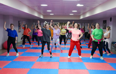 TEPEBAŞI'NDA KADINLAR ZUMBA İLE ZİNDE KALIYOR