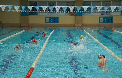 YÜZMENİN KEYFİNİ TEPEBAŞI'NDA YAŞIYORLAR