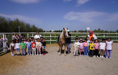 MİNİKLER ATA BİNMENİN KEYFİNİ TEPEBAŞI'NDA YAŞIYOR