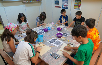 SERAMİK VE RESİMLE HAYALLERİNİ YANSITIYORLAR