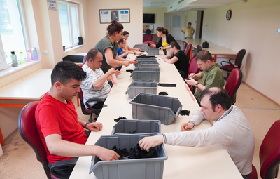 ÜRETMENİN MUTLULUĞUNU YAŞIYORLAR