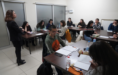 GENÇLER TEPEBAŞI'NDA DİL ÖĞRENİYOR