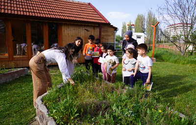 ÇOCUKLAR DOĞA İLE İÇ İÇE ÖĞRENMENİN KEYFİNİ YAŞIYOR