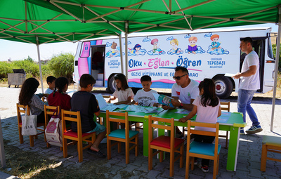 GEZİCİ KÜTÜPHANE İLE ÇOCUKLAR HEM EĞLENİYOR HEM ÖĞRENİYOR