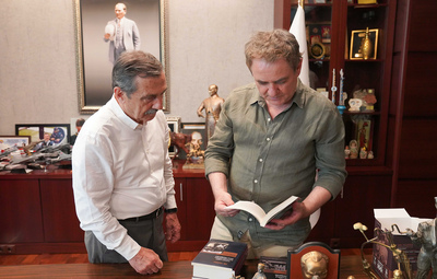 SİNAN MEYDAN'DAN BAŞKAN ATAÇ'A KİTAP