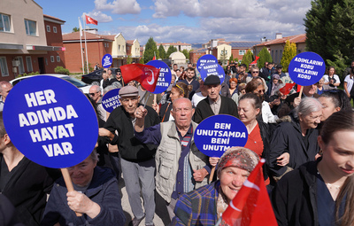YAŞAM KÖYÜ'NDE HAREKETLİLİK VE ALZHEIMER FARKINDALIĞI BİR ARADA