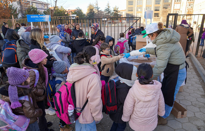 TEPEBAŞI'NDAN ÇOCUKLARA GIDA DESTEĞİ SÜRÜYOR