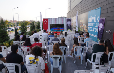 ESKİŞEHİRLİLER FİLENİN SULTANLARINI AÇIK ALANDA İZLEDİ