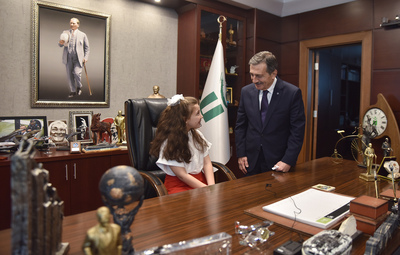 BAŞKAN ATAÇ MAKAMINI 3. SINIF ÖĞRENCİSİ DERİN'E EMANET ETTİ