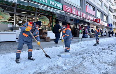 YOL VE KALDIRIMLARDA ÇALIŞMA SÜRÜYOR