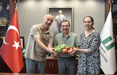 GÖNÜLLÜ BAHÇESİNDE 26 ÇEŞİT ÜRÜN ELDE ETTİLER