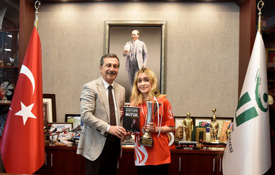 BAŞARILI SPORCUDAN BAŞKAN ATAÇ'A ZİYARET