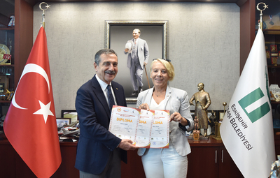 BAŞKAN ATAÇ BAŞARILI SPORCU BABÜR'Ü TEBRİK ETTİ