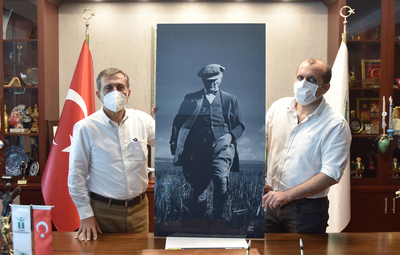 BAŞKAN ATAÇ'A ANLAMLI HEDİYE