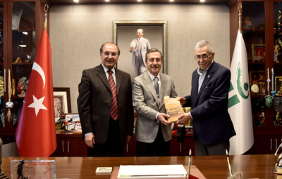 BAŞKAN ATAÇ'A KİTABINI HEDİYE ETTİ