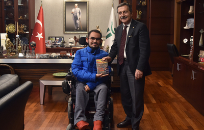 KİTABINI BAŞKAN ATAÇ'A ARMAĞAN ETTİ