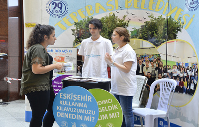 ÖĞRENCİLERE GÜLER YÜZLÜ KARŞILAMA