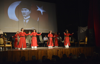 ATA'YA ÖZLEM SAHNEDE