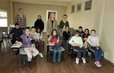 GÖNÜLLÜLÜK PROJESİ KAPSAMINDA ÇOCUKLARA İNGİLİZCE DERSİ