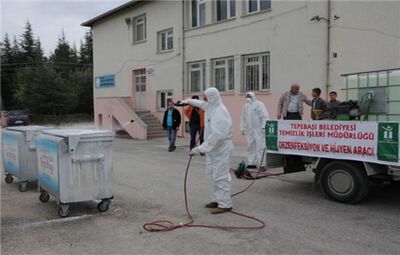 TEPEBAŞI’NDA ÇÖP KONTEYNIRLARI DEZENFEKTE EDİLİYOR