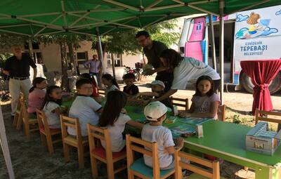 ÇOCUKLAR GEZİCİ KÜTÜPHANE İLE EĞLENİRKEN ÖĞRENİYOR