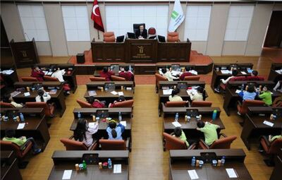 ÖĞRENCİLER BAŞKAN ATAÇ’I SORU YAĞMURUNA TUTTU