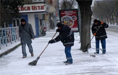 TEPEBAŞI'NDA KAR VE BUZLANMAYA GEÇİT YOK