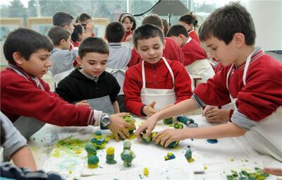 ÇOCUKLAR EĞLENEREK GERİ DÖNÜŞÜMÜ ÖĞRENİYORLAR