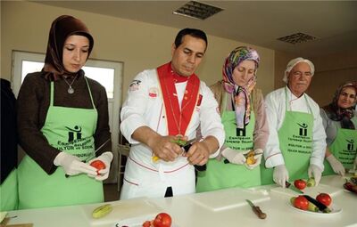 TEPEBAŞI BELEDİYESİ’NDEN SERTİFİKALI AŞÇILIK EĞİTİMİ