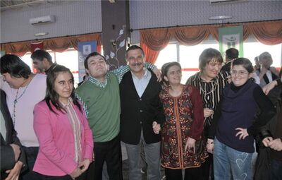 ENGELLİLER, TEPEBAŞI BELEDİYESİ’NİN DÜZENLEDİĞİ YEMEKTE BİR ARAYA GELDİ