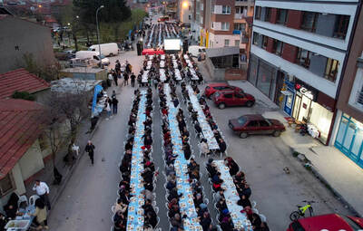 İFTAR BEREKETİ PAYLAŞTIKÇA ÇOĞALIYOR